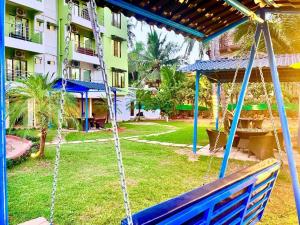 een schommel in de tuin van een resort bij Hotel Shivam Four Season in Calangute