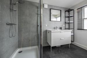 a bathroom with a shower and a sink at 31, Ruimtelijk - Airco - Privé Parkeren - Natuur - Recreational Only in Oisterwijk