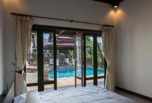 1 dormitorio con vistas a la piscina en Villa i Mae Phim med privat pool och havsutsikt, en Mae Pim
