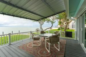 Balkoni atau teres di Bayside Paradise 4BR Home with Patio & Games Room