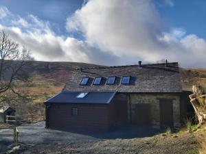 ラアアデルにあるCwm Clyd - Carthouseの太陽光パネル付きの小屋