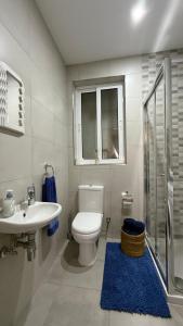 Ένα μπάνιο στο Seabreeze Marsaxlokk Apartment