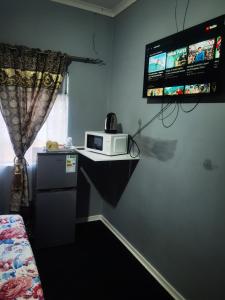 Μια τηλεόραση ή/και κέντρο ψυχαγωγίας στο Yellow Stars Guesthouses