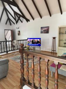 Et tv og/eller underholdning på T3 cosy haut de villa Bassin balnéo sur terrasse jardin & fêtes possibles