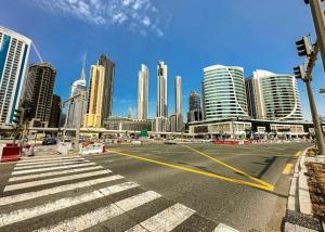 eine leere Straße in einer Stadt mit hohen Gebäuden in der Unterkunft Premium Studio Majestine by DAMAC, Business Hub in Dubai
