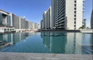 ein großer Wasserpool in einer Stadt mit hohen Gebäuden in der Unterkunft Premium Studio Majestine by DAMAC, Business Hub in Dubai