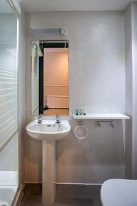 a bathroom with a sink and a mirror at Dalrigh House in Oban