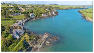 une vue aérienne d'une grande étendue d'eau dans l'établissement Seaside Cottage Kinsale, à Feevaghmore