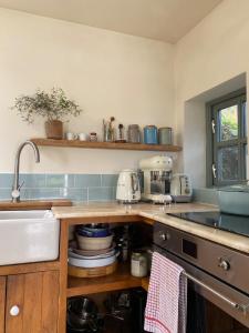 une cuisine avec un évier et un comptoir dans l'établissement Seaside Cottage Kinsale, à Feevaghmore 12 autres photos