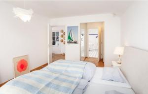 Giường trong phòng chung tại Light-flooded villa