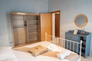 een kleine slaapkamer met een bed en een spiegel bij Napolitano Rooms - Salerno Town in Salerno