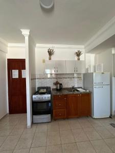 une cuisine avec une cuisinière et un réfrigérateur dans l'établissement La rioja Flat, à Paraná 7 autres photos