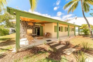 VILLA EMERAUDE - A 200m du magnifique lagon de l'Hermitage à ST GILLES LES BAINS - Villa 3 chambres avec piscine في Saint-Paul: منزل به سقف أخضر وفناء