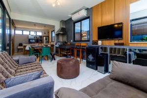 TV a/nebo společenská místnost v ubytování Casa na praia Brava com piscina e jardim WM9244