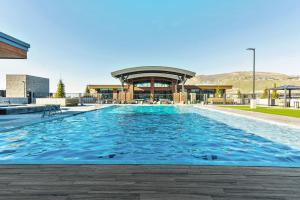 een groot zwembad voor een gebouw bij 1min Delta - Pool & Hot tub - King Bed - Gym - Parking in 214 North Temple Condominium