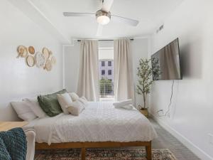 Ένα ή περισσότερα κρεβάτια σε δωμάτιο στο Downtown Oasis - Gym & Courtyard Fire Pit