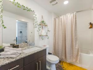 Ένα μπάνιο στο Downtown Oasis - Gym & Courtyard Fire Pit +21 φωτογραφίες