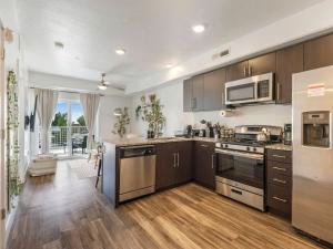 Η κουζίνα ή μικρή κουζίνα στο Downtown Oasis - Gym & Courtyard Fire Pit