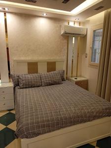 Postel nebo postele na pokoji v ubytování شقه الازاريطه