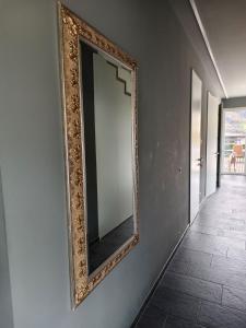 un espejo con un marco de oro en una pared en ALMMONTE LIGNUM Lodge, en Wagrain