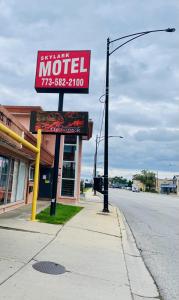 a motel sign on the side of a street at Skylark Motel in Chicago
