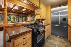 eine Küche mit Herd und Kühlschrank in der Unterkunft All in Cabin in Big Bear Lake + 16 Fotos