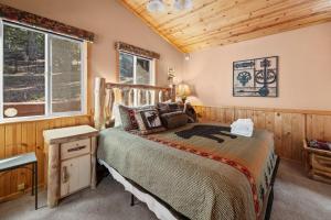 ein Schlafzimmer mit einem Bett und einem Fenster in der Unterkunft All in Cabin in Big Bear Lake