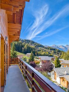 un balcón con vista a las montañas en Grand chalet familial et convivial à La Tzoumaz, en La Tzoumaz