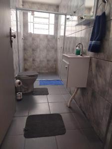 PotimにあるCasa perto de Aparecida - Cantinho da Féの洗面台とトイレ付きの小さなバスルーム