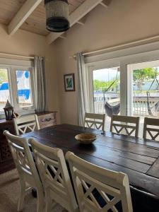 ein Esszimmer mit einem Holztisch und Stühlen in der Unterkunft Canal Front 3 bedroom 2 bathroom in Nassau + 10 Fotos