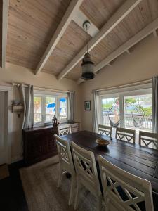 ein Esszimmer mit einem Holztisch und Stühlen in der Unterkunft Canal Front 3 bedroom 2 bathroom in Nassau