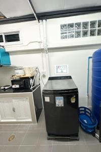 a room with a trash can and a machine at Monday Guesthouse2 Hatyai in Hat Yai