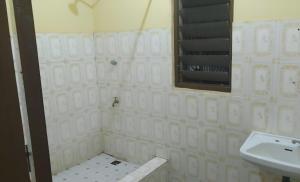 Un baño de Accra Guest House with WiFi 10 fotos más