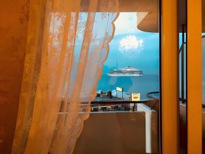 una ventana con vistas a un crucero en Rosato 14-balcone Sul Mare, en Stazione Marittima 17 fotos más