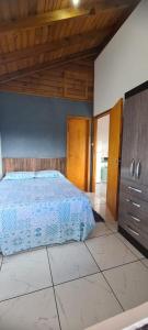a bedroom with a bed and a wooden ceiling at Moradas do Maneca Chalé da Lagoa in Imbituba