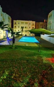 Bazén v ubytování Dar Salma Pearl of Atlantic Parking gratuit Wifi fibre optique Netflix airport entrée autonome 3 Piscines en saisons 2 chambres nebo v jeho okolí