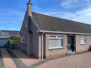 een stenen huis met een raam en een garage bij Nº Twenty Spottiswoode in St Andrews