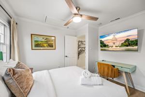 a bedroom with a bed and a desk at - 5-Min Walk To Metro - Free Prking - Escape in Alexandria