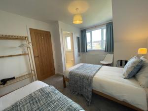 een hotelkamer met twee bedden en een raam bij Nº Twenty Spottiswoode in St Andrews