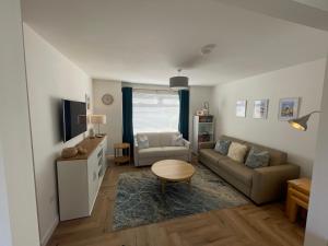 een woonkamer met een bank en een tafel bij Nº Twenty Spottiswoode in St Andrews