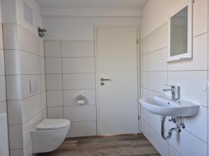 バート・ヴィルドゥンゲンにあるHaus am Burgwegのトイレと洗面台を備えた白いバスルーム