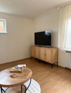 sala de estar con TV de pantalla plana y mesa de centro en Heidezauber für 2-4 Personen, en Hanstedt