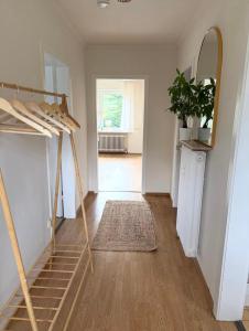 Habitación con litera y espejo. en Heidezauber für 2-4 Personen, en Hanstedt 14 fotos más