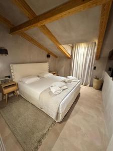 Postel nebo postele na pokoji v ubytování Bosi Suites