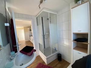 Ένα μπάνιο στο Ferienwohnung Grodenblick +9 φωτογραφίες
