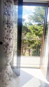 un jarrón sentado frente a una ventana en Albachiara B&B, en Lucera