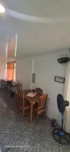 ビハグアにあるMountain Retreat in Bijagua de Upala with Stunning Nature Viewsの木製のテーブルと椅子のあるダイニングルーム