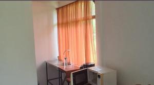 ビハグアにあるMountain Retreat in Bijagua de Upala with Stunning Nature Viewsのバスルーム(シンク、オレンジ色のカーテン付きの窓付) +12枚の写真