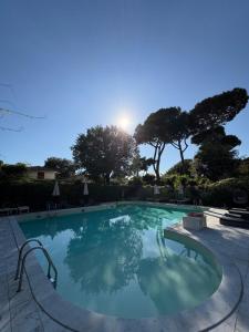 Bazén v ubytování JR Resort Logos Forte dei Marmi nebo v jeho okolí