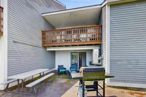 un edificio con patio con balcón y parrilla en Birch Tree Lane - Unit 314, en Bar Harbor